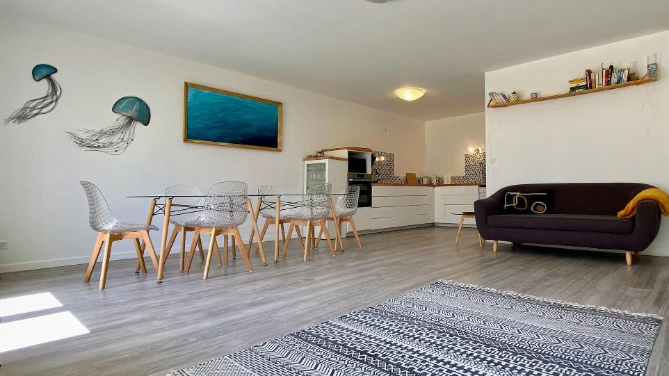 Location Soulac appartement 3 chambres Lumineux, spacieux et très confortable, ce grand appartement propose tout ce dont vous avez besoin pour des vacances ou bien un long week-end. Situé au centre de Soulac-sur-Mer, dans la rue piétonne, à 50m de la plage avec vue sur mer. C’est l’endroit idéal pour profiter de la célèbre station balnéaire et de ses boutiques et restaurants. Vous pourrez profiter des commerces et commodités du centre ville, le marché quotidien, et de longs promenades sur la plage ou à travers la forêt. Conciergerie Vent d'Ouest Soulac.