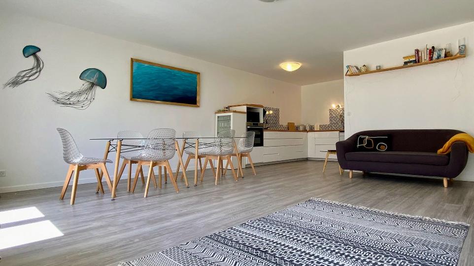 Location Soulac appartement 3 chambres Lumineux, spacieux et très confortable, ce grand appartement propose tout ce dont vous avez besoin pour des vacances ou bien un long week-end. Situé au centre de Soulac-sur-Mer, dans la rue piétonne, à 50m de la plage avec vue sur mer. C’est l’endroit idéal pour profiter de la célèbre station balnéaire et de ses boutiques et restaurants. Vous pourrez profiter des commerces et commodités du centre ville, le marché quotidien, et de longs promenades sur la plage ou à travers la forêt.