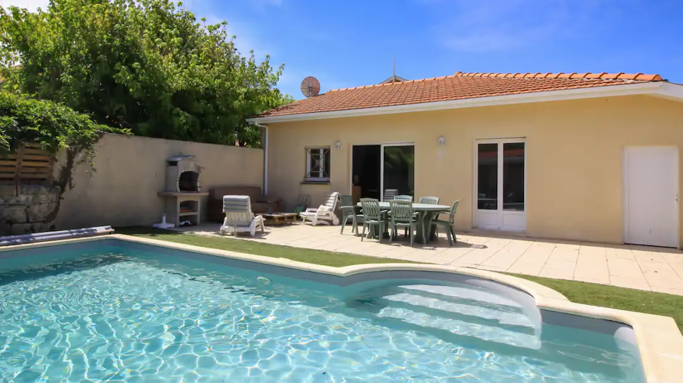 Location maison avec piscine .Située dans une rue piétonne, à 100m de la plage, au cœur du centre ville de Soulac-sur-Mer, cette maison de deux chambres est équipée d'une piscine. Le logement La maison est composée de :  - un séjour avec cuisine ouverte aménagée - une chambre avec lit 140 x 190 cm et placard - une chambre avec lit 140 x 190 cm et placard - une salle d'eau - un wc indépendant - un cellier / buanderie - une terrasse extérieure avec mobilier - une piscine non chauffée équipée d'une bâche à barres