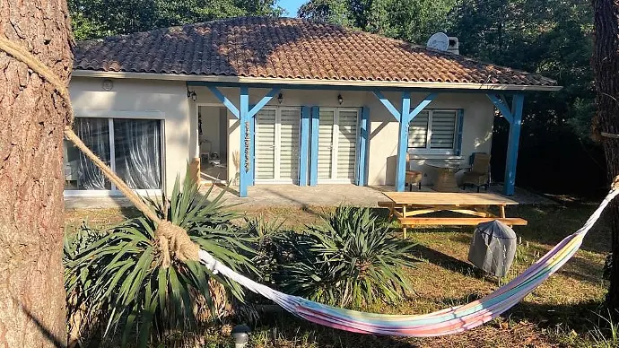 Location maison de vacances particulier et conciergerie Soulac sur Mer, Gironde. Agréable villa à 5 minutes à pied des plages Sud de Soulac-sur-Mer. Située dans un quartier calme et sans circulation, cette villa dispose d'une grande terrasse ombragée, donnant sur son jardin, et équipée d'un salon de jardin, barbecue et transats. 3 chambres avec lits doubles et une mezzanine avec 2 lits simples. Salle de bain avec douche et baignoire, wc indépendant. Jardin entièrement clôturé, place de parking dans l'enceinte de la propriété. Linge de maison fourni.