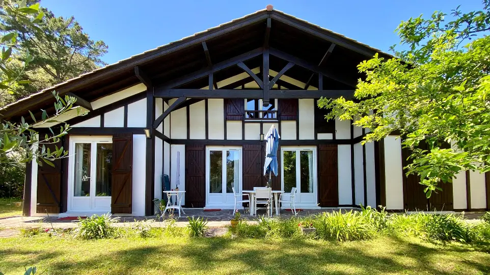 Location saisonnière villa à Soulac-sur-Mer. Bienvenue dans notre maison familiale, la Gariotte, à Soulac-sur- Mer. Un cadre parfait pour des vacances au calme en famille ou entre amis. La villa de près de 200m2, sur un terrain de plus de 1000m2 clôturé peut accueillir 9 personnes. Pourvue de tout le confort moderne, elle est composée de cinq chambres dont deux à l'étage et trois salles de bain avec wc. Séjoue encadré par la conciergerie Vent d'Ouest Soulac Grayan Airbnb