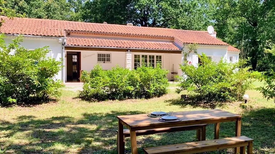 "La Tropézienne" est une villa nichée dans un écrin de verdure. Cette villa de 120m2 propose 3 chambres, dont une avec salle d'eau privative et wc, un double séjour, une cuisine indépendante équipée, une salle de bain et un wc indépendant. Située au cœur du Médoc entre océan, estuaire, lacs et vignobles, elle est idéale pour les séjours en famille ou entre amis. Le logement La maison comprend : - un séjour double avec salon et salle à manger 6 personnes ; - une cuisine indépendante équipée ; - une chambre avec lit 180 x 190 cm, armoire et salle d'eau avec wc ; - une chambre avec lit 180 x 190 cm et armoire ; - une chambre avec lit 140 x 190 cm et armoire ; - une salle de bain ; - un wc indépendant ; - une terrasse abritée avec salon d'extérieur ; - une terrasse avec espace repas 6 places.  Le jardin de 3800m2 est arboré et entièrement clôturé. Conciergerie Vent d'Ouest. Location saisonnière Grayan-et-l'Hôpital