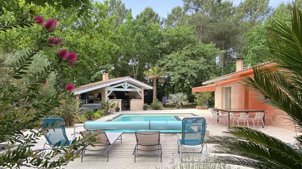 Location saisonnière et airbnb de cette villa villa tout confort située à Grayan-et-l'Hôpital, sans vis-a-vis, située au fond d'une impasse, au cœur d'un jardin arboré. Elle est composée de 4 chambres, 2 salles de bain, 2 wc, une buanderie, une cuisine américaine, un séjour climatisé. A l'extérieur, vous profiterez de la piscine chauffée, du jacuzzi, de la cuisine d'été ainsi que du terrain de pétanque.